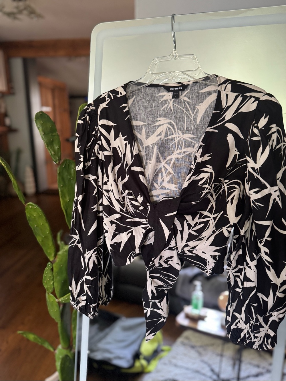 Express Black and White Tie-Front Printed Crop Top sz m